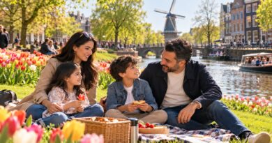 Hollanda’da lale bahçesi yanında piknik yapan mutlu bir aile